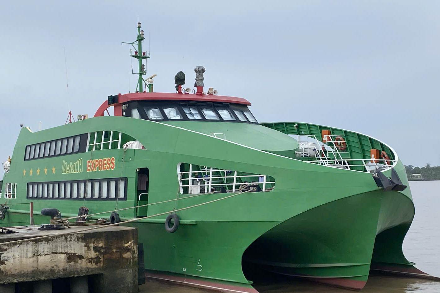 Tau Mai Linh Express dang neo dau tai Nha may X55. Anh: Ta Quang