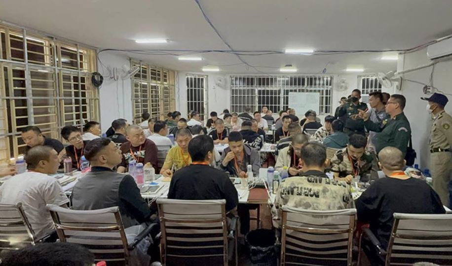 Sospechosos arrestados en una redada a una red de fraude en linea en la ciudad de Sen Monorom provincia de Mondulkiri Camboya el 8 de marzo de 2025. Foto: Policia de Camboya