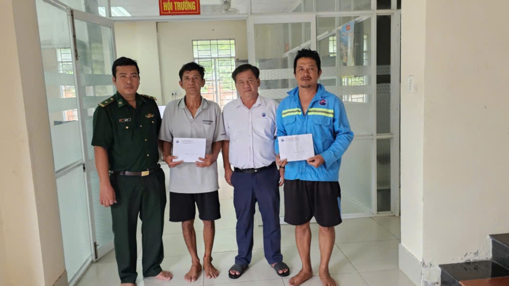 Support for victims whose boats were sunk by waves was promptly rescued this morning. Photo: Provided by Border Guard