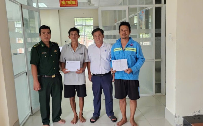 Support for victims whose boats were sunk by waves was promptly rescued this morning. Photo: Provided by Border Guard