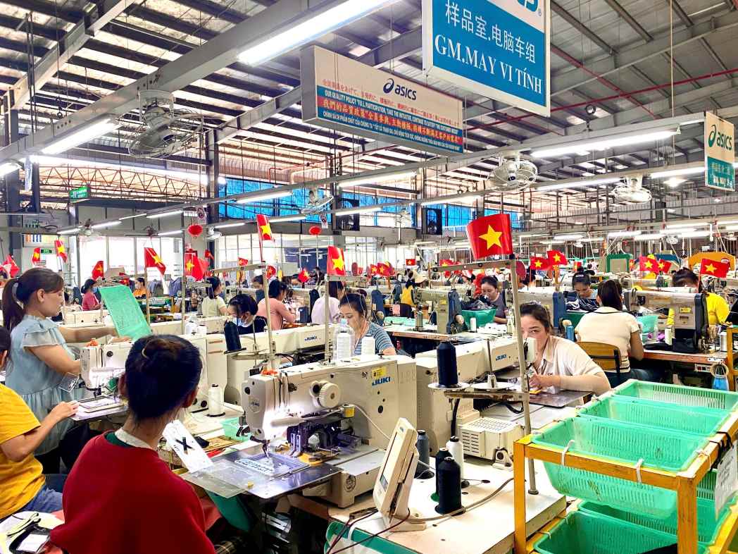 Doan vien, nguoi lao dong lam viec trong Cong ty TNHH Freewell. Anh: CDCS cung cap