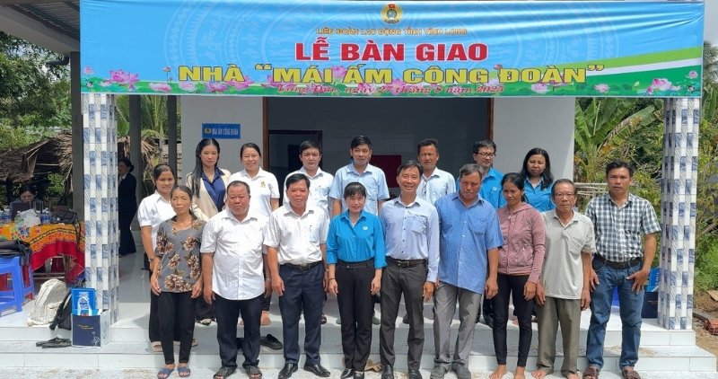 Au cours des 20 dernieres annees le Fonds Mai am Cong doan a soutenu plus de 101 milliards de dongs pour construire 3 314 maisons pour les ouvriers. Photo : Hoang Loc