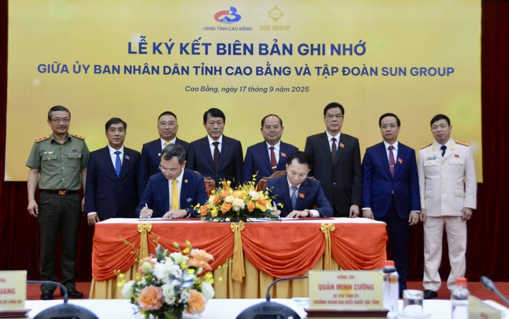 Leaders of the Ministry of Public Security and the Provincial Party Committee and People's Committee of Cao Bang province witnessed the signing of the cooperation agreement. Photo: Kim Dung