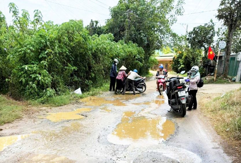 老朽化した道路を移動するたびに困難に直面する人々。写真:Lam Hong