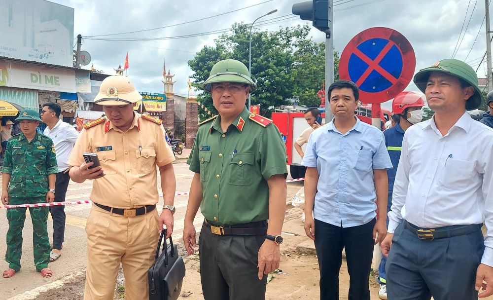 Thieu tuong Nguyen Thanh Liem - Giam doc Cong an tinh Quang Tri (thu 3 tu phai sang) co mat tai hien truong vu tai nan giao thong. Anh: Han Nguyen