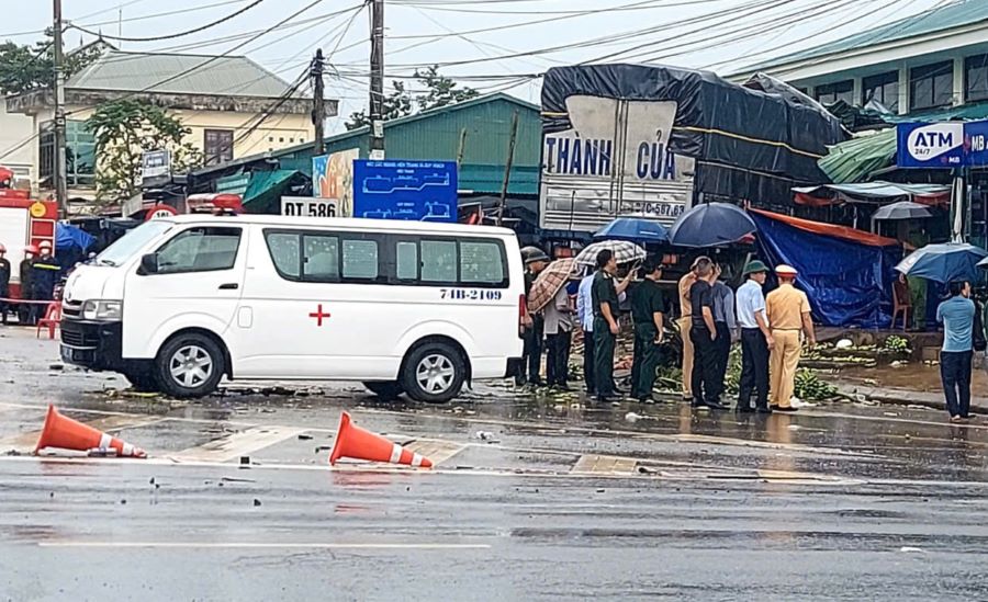 Xe cap cuu cho nan nhan thiet mang. Anh: Han Nguyen