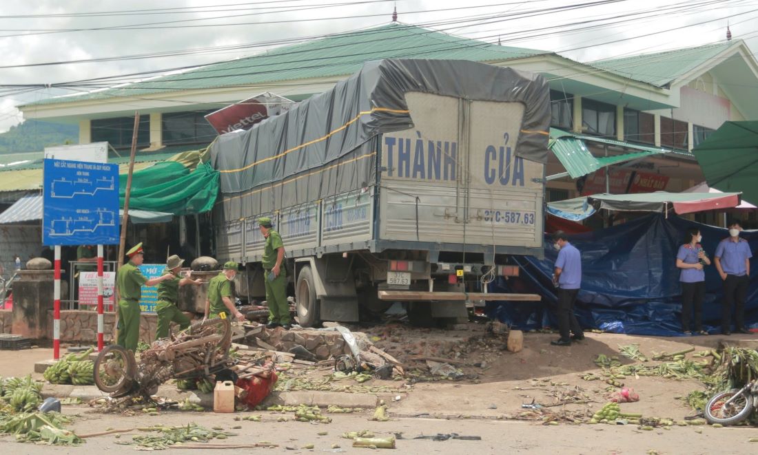 3人が死亡、9人が負傷した事故現場。写真:Han Nguyen