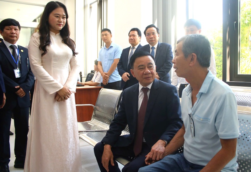 Thuong truc Ban Bi thu Tran Cam Tu dong vien can bo va tham hoi cong dan nhan chuyen lam viec tai Da Nang hoi thang 7.2025. Anh: Thuy Trang