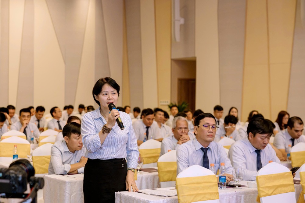 Como presidenta del Sindicato de Base la Sra. Nguyen Thi Minh Chau siempre es energica y creativa en el cuidado y la mejora de los beneficios para los miembros del sindicato y los trabajadores. Foto: Xuan Hien