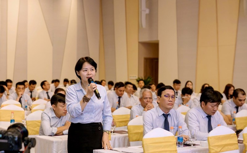 As the Chairwoman of the grassroots Trade Union, Ms. Nguyen Thi Minh Chau is always enthusiastic and creative in caring for and improving the welfare of union members and workers. Photo: Xuan Hien