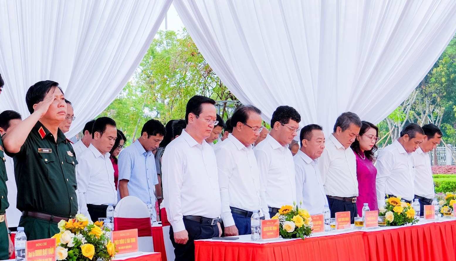 Cac dai bieu tuong niem Tong Bi thu Le Hong Phong. Anh: Ngoc Anh
