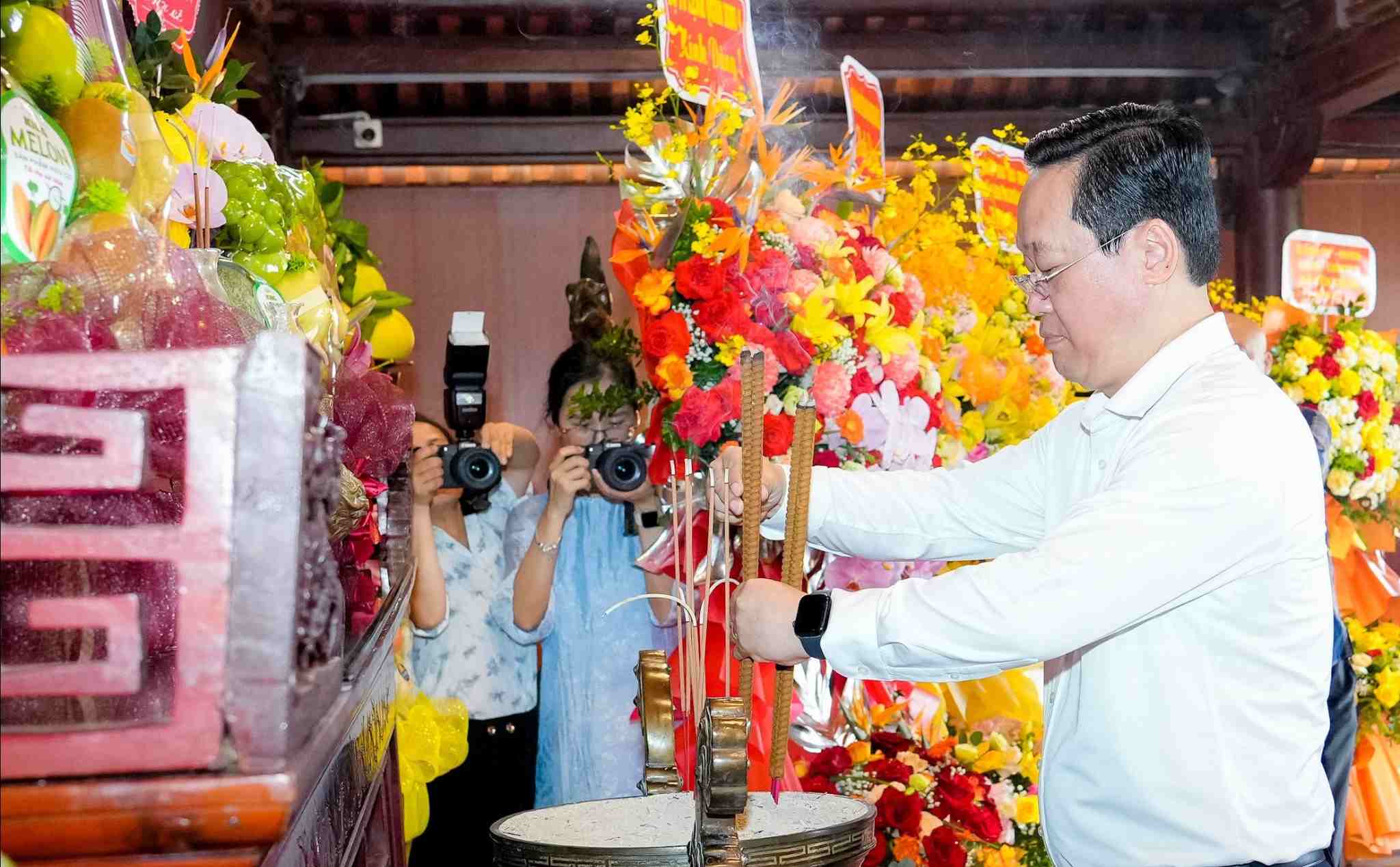 Le secretaire du comite provincial du parti de Nghe An Nguyen Duc Trung offre une bougie en memoire du secretaire general Le Hong Phong. Photo : Pham Bang