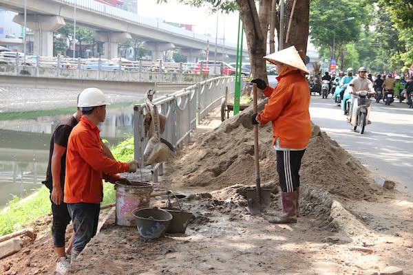 Ba Dinh Thi Nhung ky vong toan dan som duoc kham suc khoe dinh ky hoac sang loc mien phi moi nam. Anh: Nguyen Linh