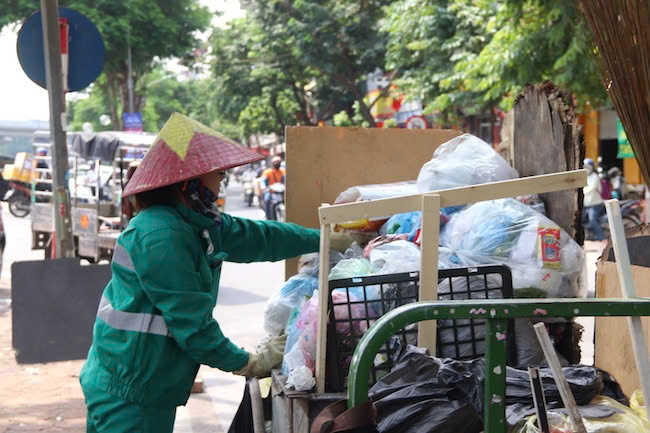Chi Duong Thi Yen, cong nhan moi truong o Ha Noi cho rang tham kham suc khoe mien phi giup cong nhan bot noi lo benh tat, yen tam lao dong. Anh: Nguyen Linh