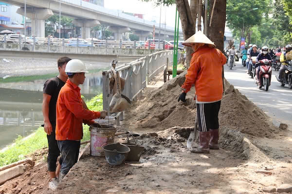 La politique d'examens medicaux gratuits ouvre la joie et la tranquillite d'esprit aux ouvriers