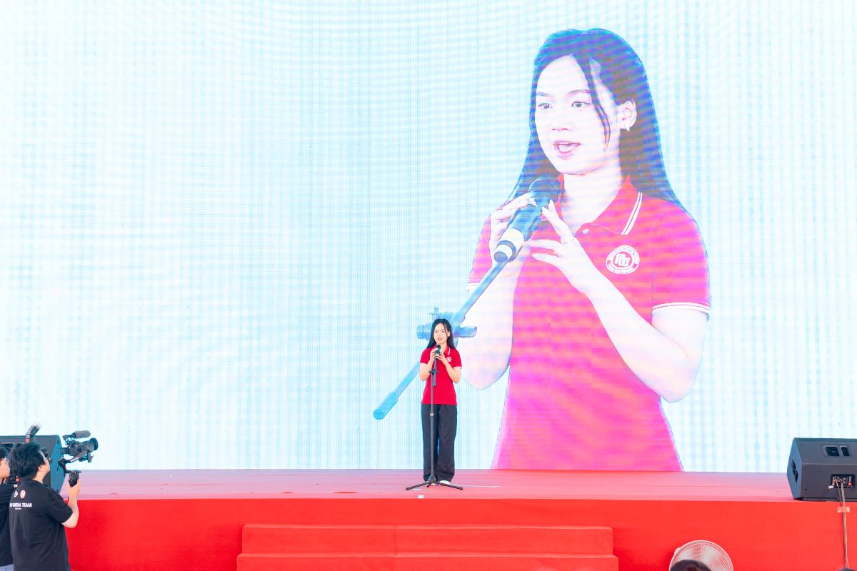 Cac em thu khoa thay mat cho tan sinh vien cua truong chia se cam xuc va du dinh sap toi cua ban than. Anh: Nha truong cung cap