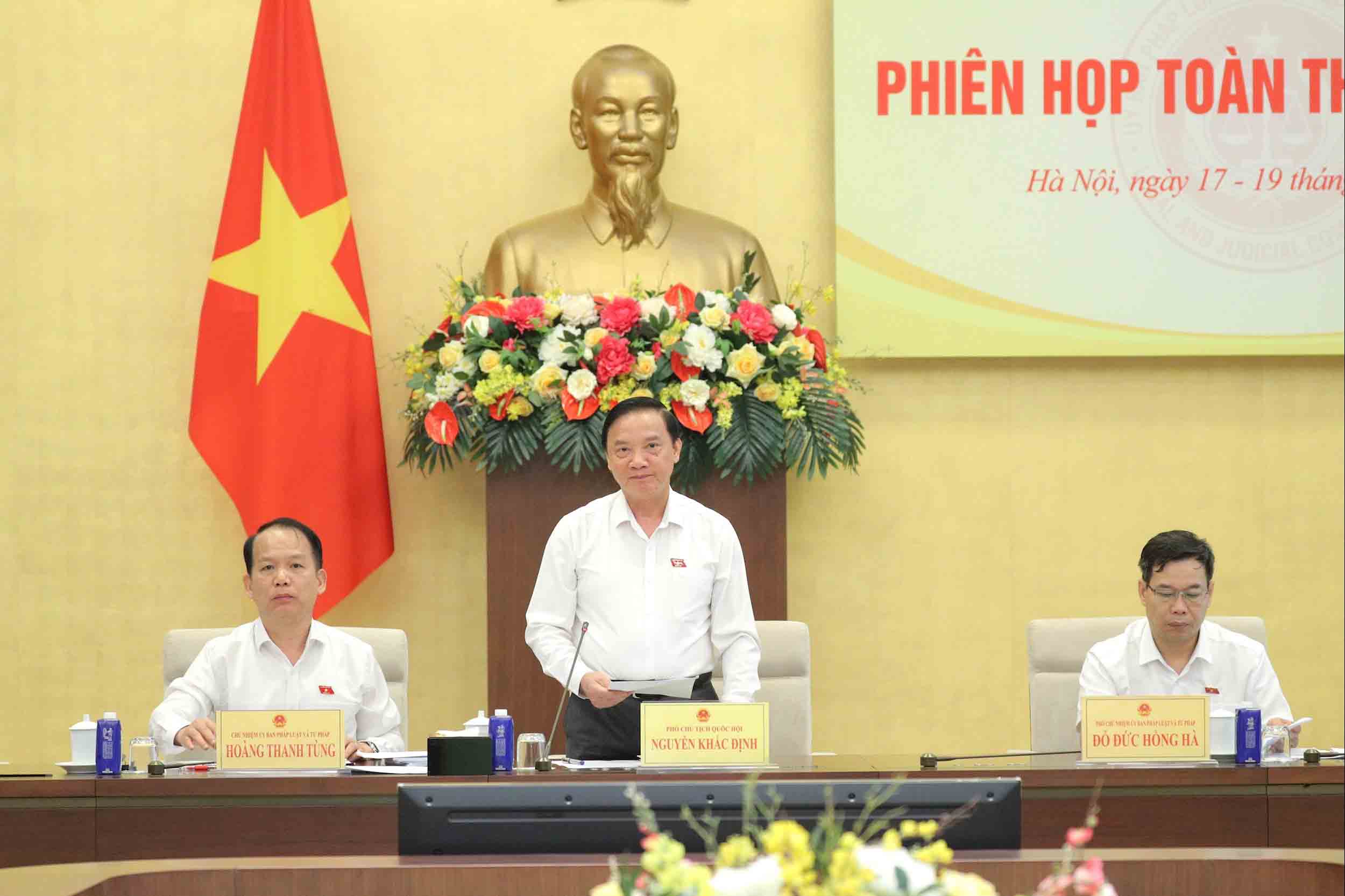 Vice Chairman of the National Assembly Nguyen Khac Dinh said that regarding the questioning activities at the last session of the term, National Assembly deputies will send written questions to the Government and ministries and branches to respond before the session. Photo: Ho Long.