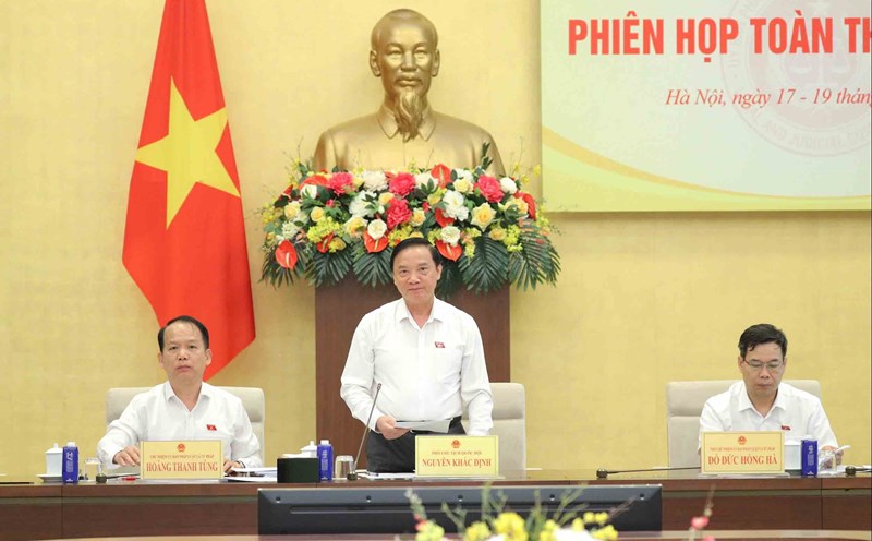 Vice Chairman of the National Assembly Nguyen Khac Dinh said that regarding the questioning activities at the last session of the term, National Assembly deputies will send written questions to the Government and ministries and branches to respond before the session. Photo: Ho Long.