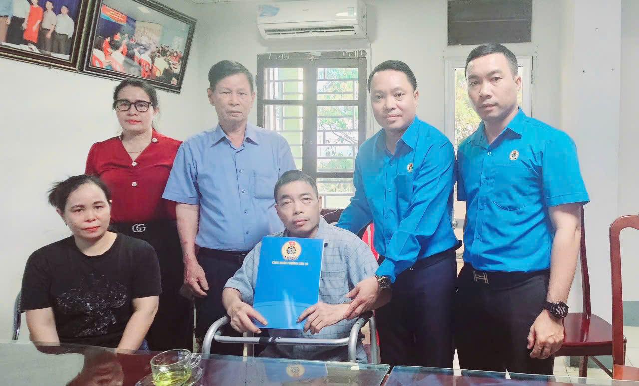 Công đoàn phường Cửa Lò thăm hỏi, động viên anh Thanh chống chọi với bệnh tật. Ảnh: Công đoàn Nghệ An