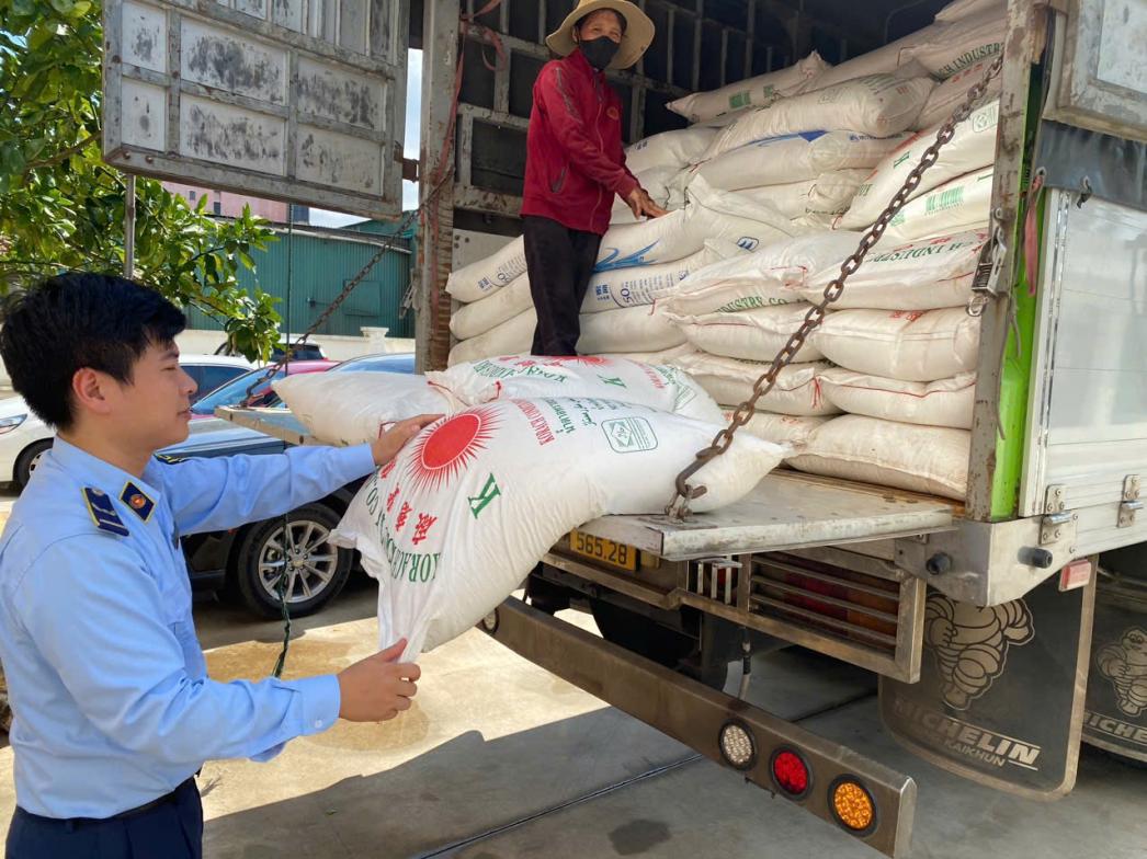 Le sous-departement QLTT de la province de Nghe An inspecte et detecte un vehicule transportant 3 tonnes de sable de contrebande. Photo : Departement QLTT de la province de Nghe An