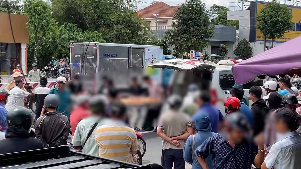 バスとバイクの衝突事故現場で男性学生が死亡。写真:ディン・チョン