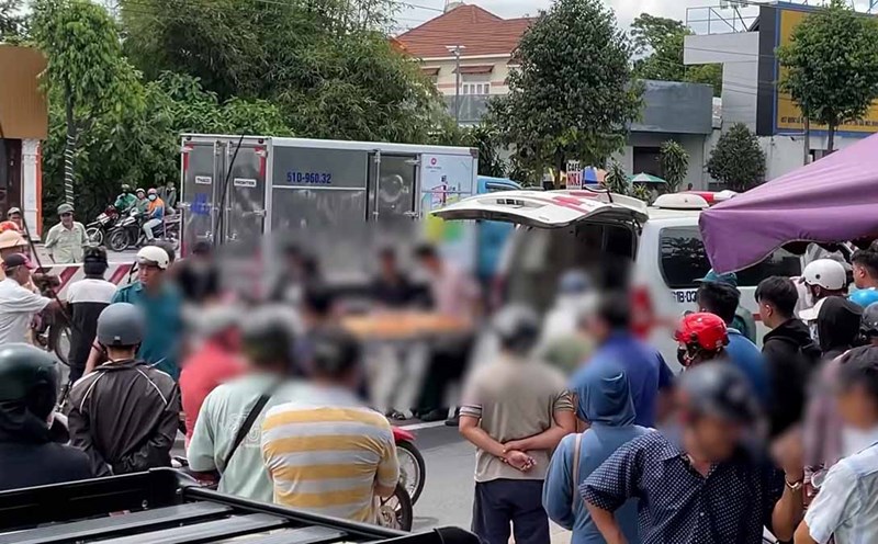 The scene of the accident between a tanker truck and a motorbike that killed the male student. Photo: Dinh Trong