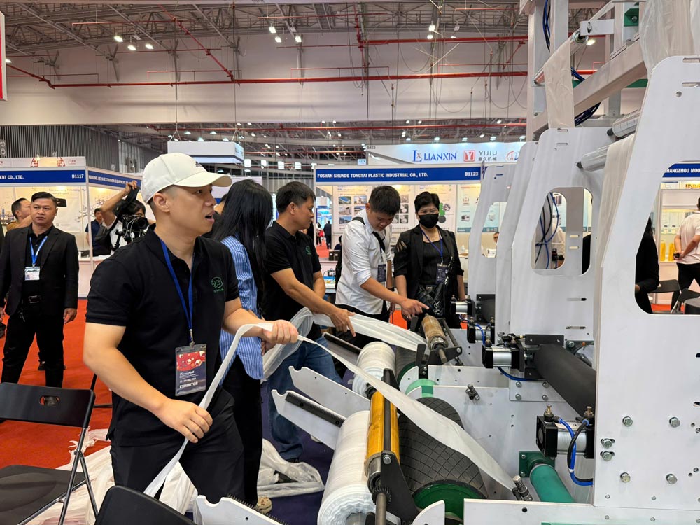 Khách tham quan trải nghiệm máy móc thiết bị tại triển lãm VietnamPlas 2025. Ảnh: DN cung cấp