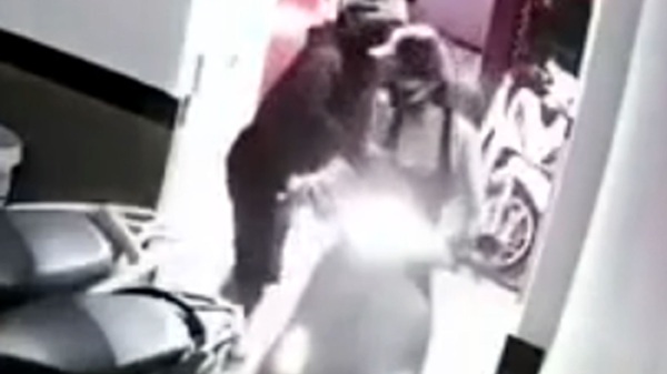 Chị H vừa bước vào sân thì bị đối tượng trộm cắp áp sát, giở trò sàm sỡ và giật túi xách bỏ chạy. Ảnh cắt từ Clip