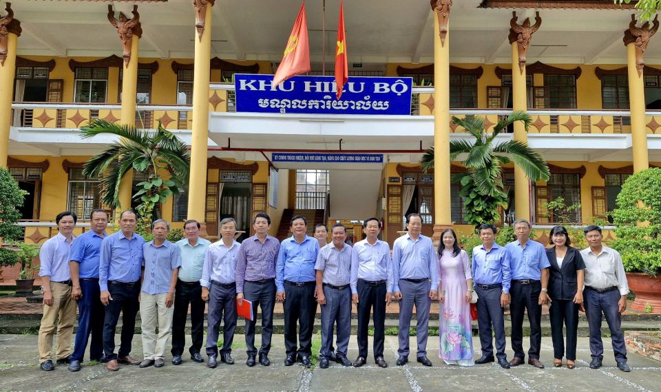 Lanh dao Thanh uy, UBND TP Can Tho cung dia phuong tham va chuc mung Le Sen Dolta Truong Bo tuc Van hoa Trung cap Pali Nam Bo. Anh: Phuong Anh