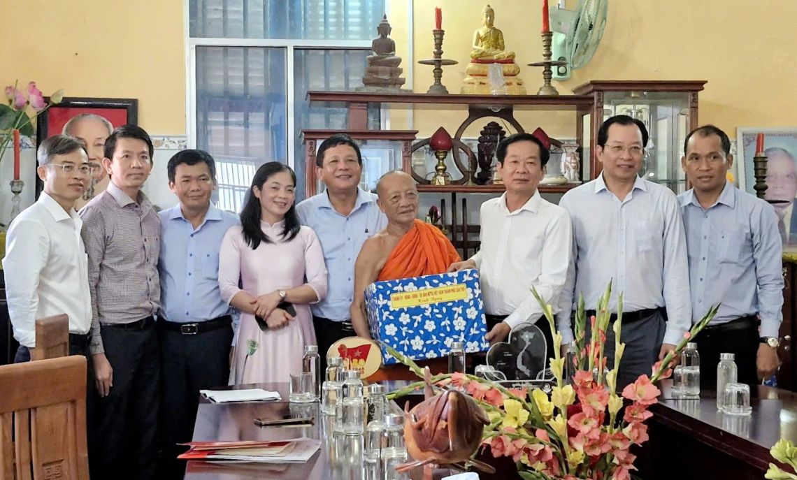 Lanh dao Thanh uy, UBND TP Can Tho va phuong Soc Trang tham tang qua Hoa thuong Tang No. Anh: Phuong Anh