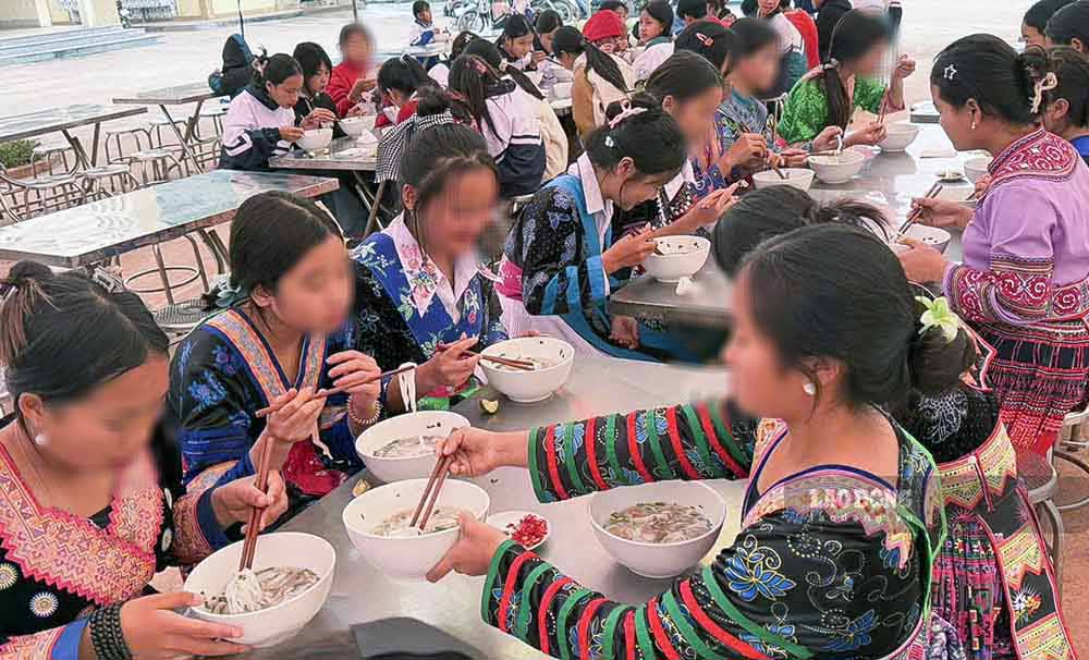 Viec cham lo bua an cho tre em, dac biet la hoc sinh vung cao luon duoc ca xa hoi quan tam. Anh: Van Thanh Chuong