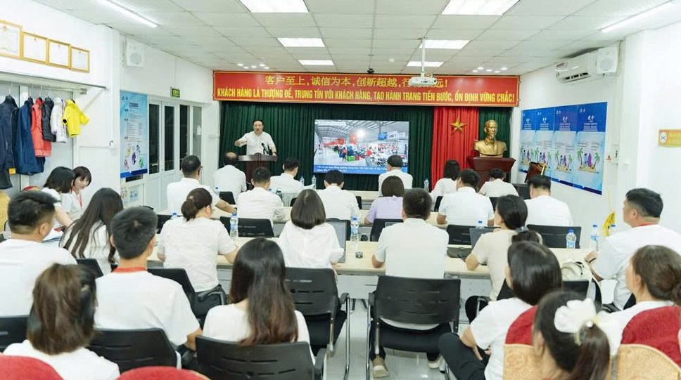 약 200명의 조합원과 노동자들이 회사에서 기업 문화 교육에 참석했습니다. 사진: 탄호아 노동조합