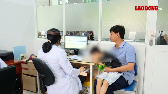 The child showed signs of infectious diseases so he dropped out of school and went to the doctor. Photo: Nguyen Ly