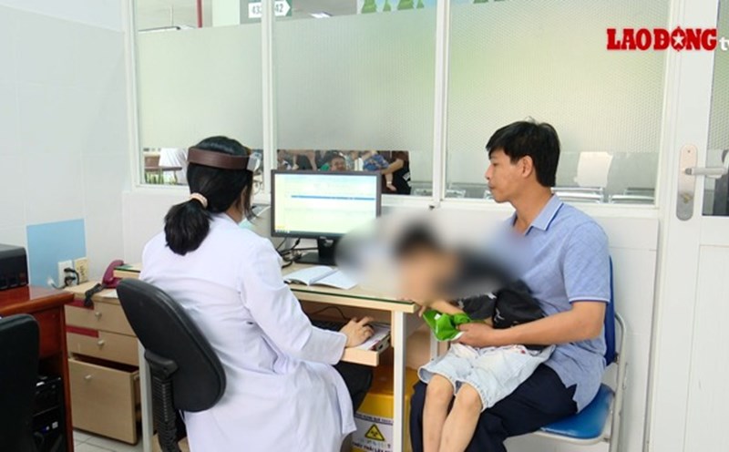 The child showed signs of infectious diseases so he dropped out of school and went to the doctor. Photo: Nguyen Ly