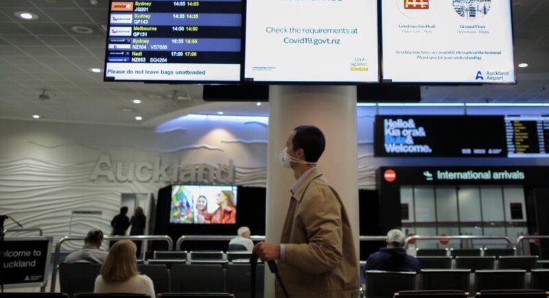 Pasajeros en un aeropuerto de Nueva Zelanda. El 17 de septiembre la Embajada de China en Nueva Zelanda envio una nota de protesta contra el interrogatorio y la incautacion de dispositivos electronicos por parte de ciudadanos. Foto: Xinhua