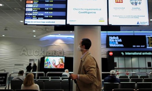 Hành khách tại một sân bay của New Zealand. Ngày 17.9, Đại sứ quán Trung Quốc tại New Zealand gửi công hàm phản đối việc công dân bị thẩm vấn và thu giữ thiết bị điện tử. Ảnh: Xinhua