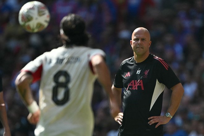 Liverpool cua Arne Slot dang rat can than o mua giai nay sau khi da dau tu rat nhieu tien o phien cho he 2025. Anh: AFP