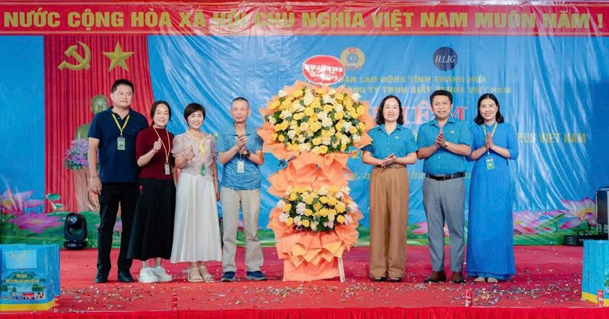 La camarade Trinh Thi Hoa - Vice-presidente de la Federation du travail de la province de Thanh Hoa offre des fleurs de felicitations au syndicat de l'entreprise. Photo : Syndicat de Thanh Hoa