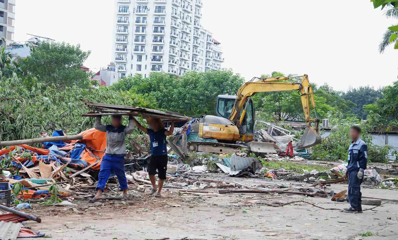 The authorities of Tay Ho ward (Hanoi) conducted enforcement of 10 cases of agricultural land (phase 1) in the Hung Ma area, on September 16. Photo: Van Nhi