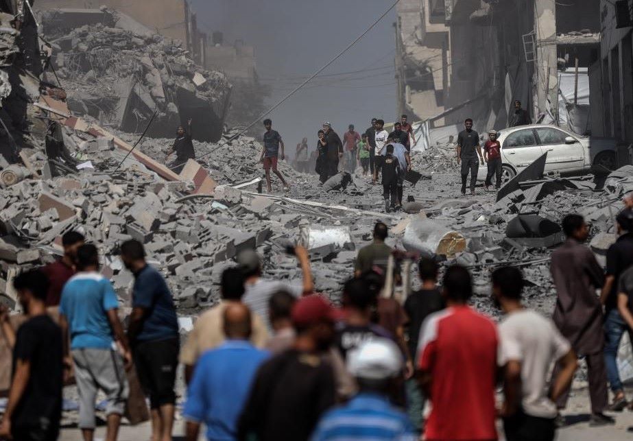 Palestinos inspeccionan casas dañadas en la zona de Al-Nasr en Gaza City despues de un ataque aereo israeli el 12 de septiembre de 2025. Foto: Xinhua