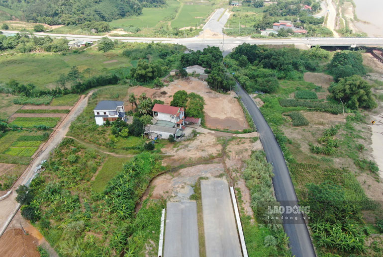 Du an nang cap Quoc lo 32, doan Km79 – Km96+500 thi cong do dang do vuong mat bang. Anh: Van Duc