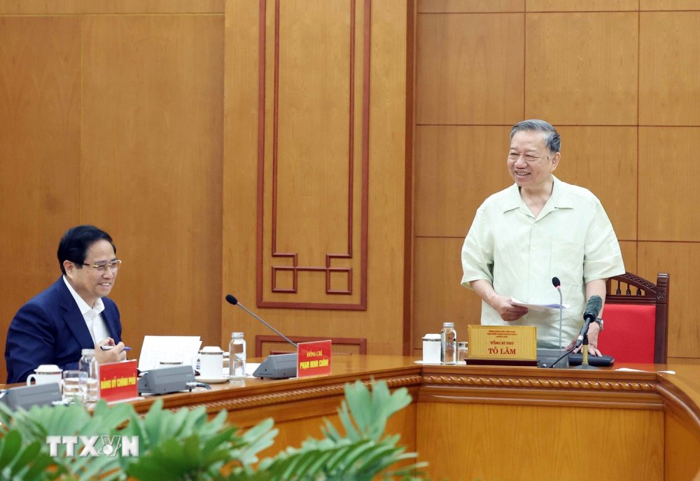 General Secretary To Lam worked with the Standing Committee of the Government Party Committee on evaluating the implementation of two important resolutions. Photo: VNA