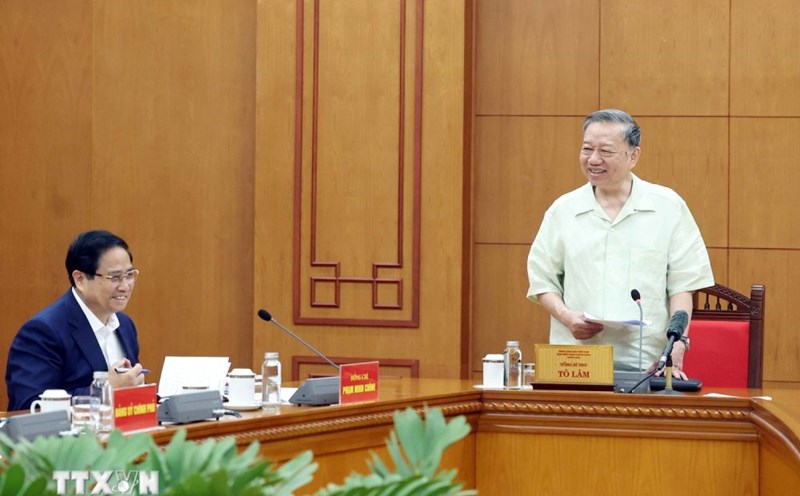 General Secretary To Lam worked with the Standing Committee of the Government Party Committee on evaluating the implementation of two important resolutions. Photo: VNA