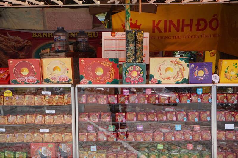 Le marche des gateaux de la lune a Ho Chi Minh-Ville est controle. Photo: ngoc le