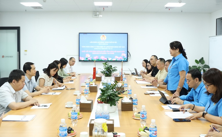 ハノイ市労働組合連盟と中国総工会代表団との会合。写真:Manh Quan