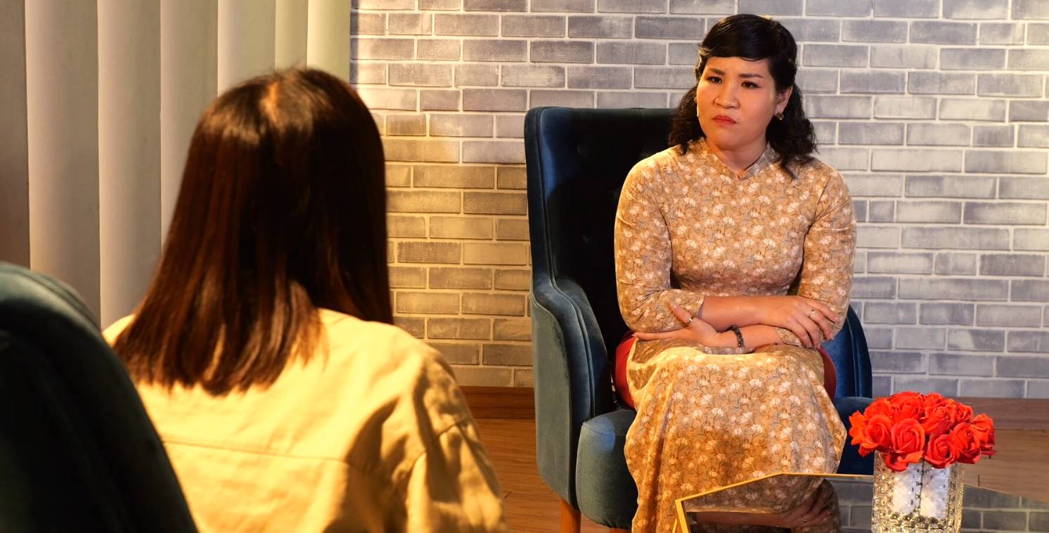 Chị H chia sẻ với MC Tô Nhi A về chuyện bị lừa làm người thứ 3. Ảnh: Jet cung cấp