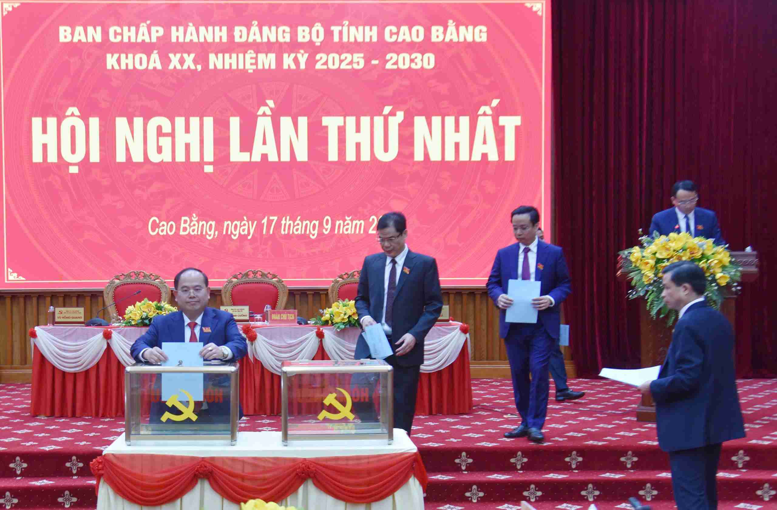 2025~2030년 임기의 제20차 성당위원회 집행위원회에서 인력 선출을 진행합니다. 사진: 안 찐