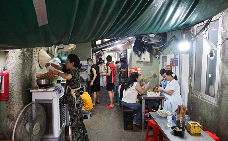 The famous Pho Thin restaurant in Hanoi is in the area of land clearance to implement the square - park project east of Hoan Kiem Lake. Photo: Huu Vu