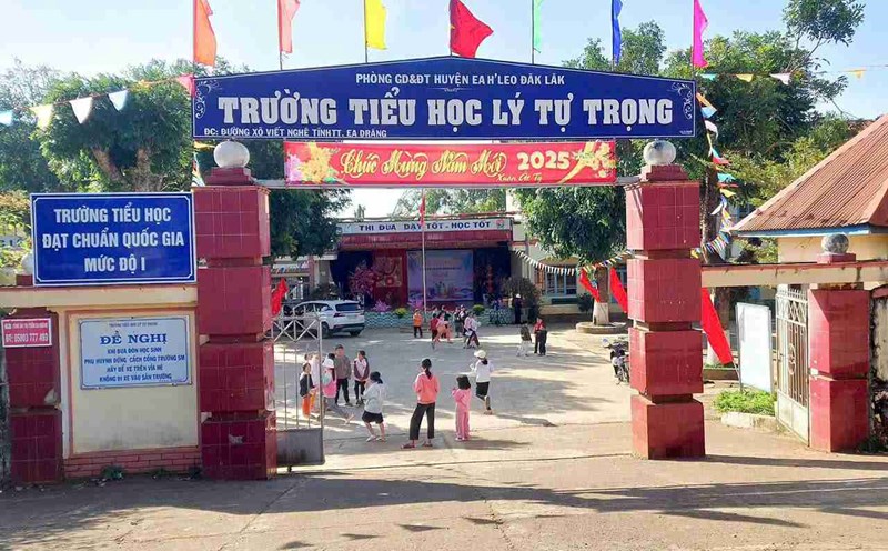 Ly Tu Trong Primary School has stopped implementing the implementation of changing new uniforms for students in the 2025 - 2026 school year. Photo: Uy Nguyen