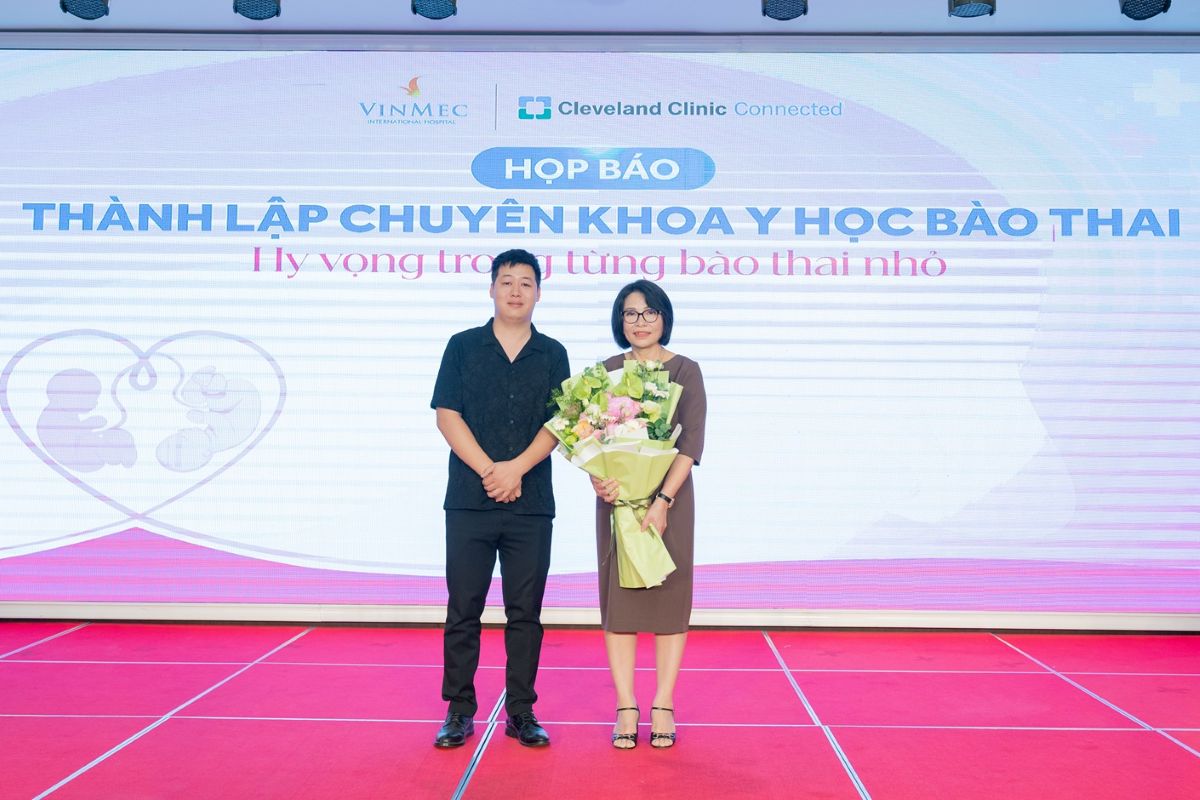 Gia dinh chi Trinh Linh Chi – anh Vu Xuan Linh tang hoa cam on ThS.BS Dinh Thi Hien Le trong hop bao thanh lap chuyen khoa y hoc bao thai